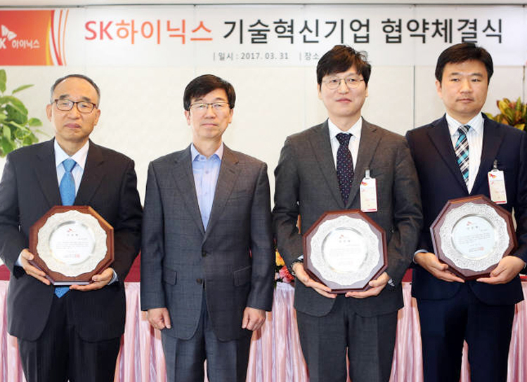2016년 새해에도 FST 모든 임직원 가족분들의 건강과 행복만 가득하시기를 기원합니다. 새해 복 많이 받으세요!