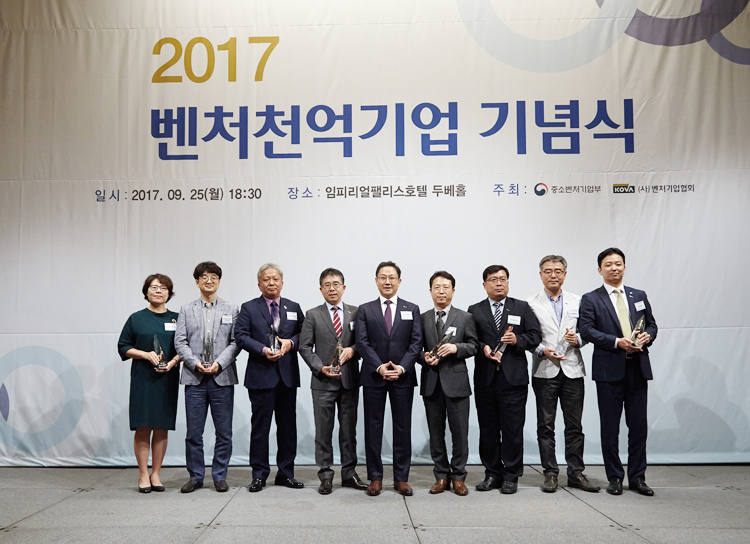 2016년 새해에도 FST 모든 임직원 가족분들의 건강과 행복만 가득하시기를 기원합니다. 새해 복 많이 받으세요!