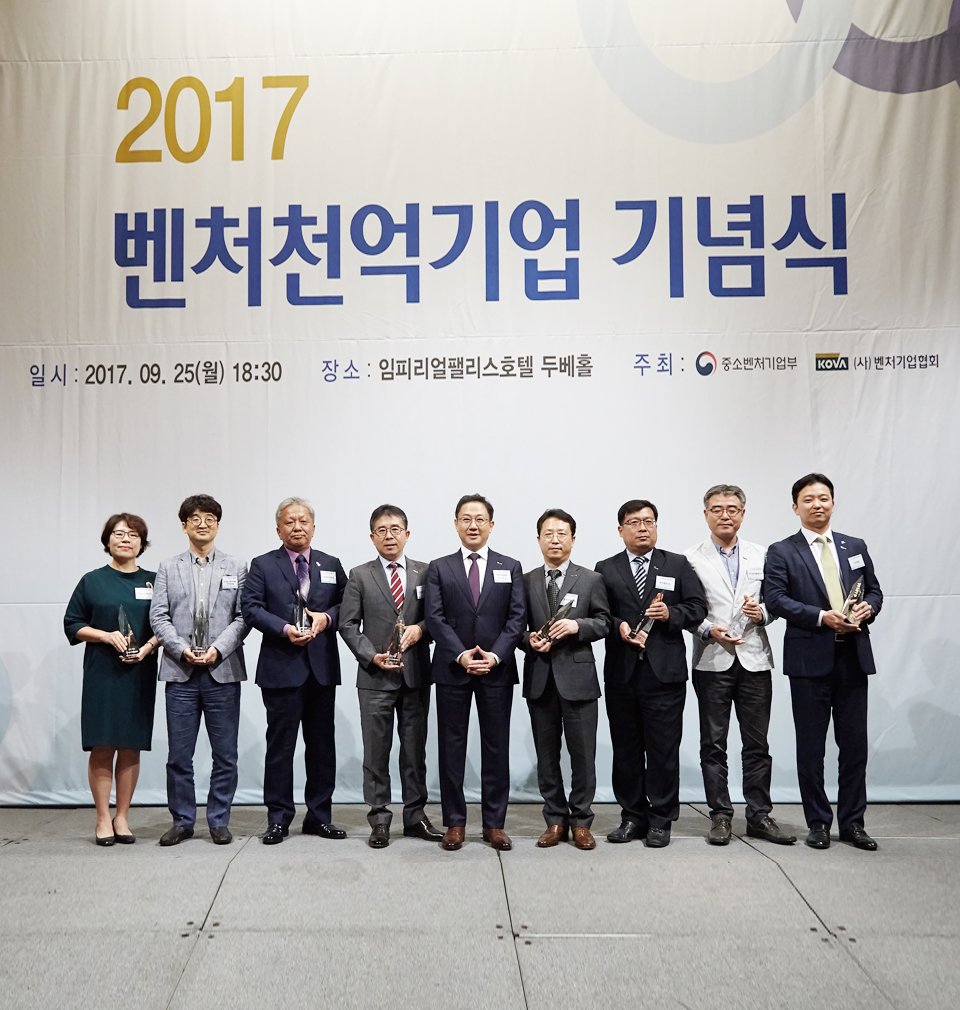 2016년 새해에도 FST 모든 임직원 가족분들의 건강과 행복만 가득하시기를 기원합니다. 새해 복 많이 받으세요!