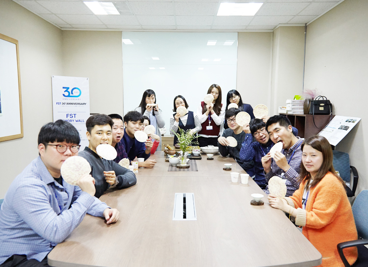 2016년 새해에도 FST 모든 임직원 가족분들의 건강과 행복만 가득하시기를 기원합니다. 새해 복 많이 받으세요!