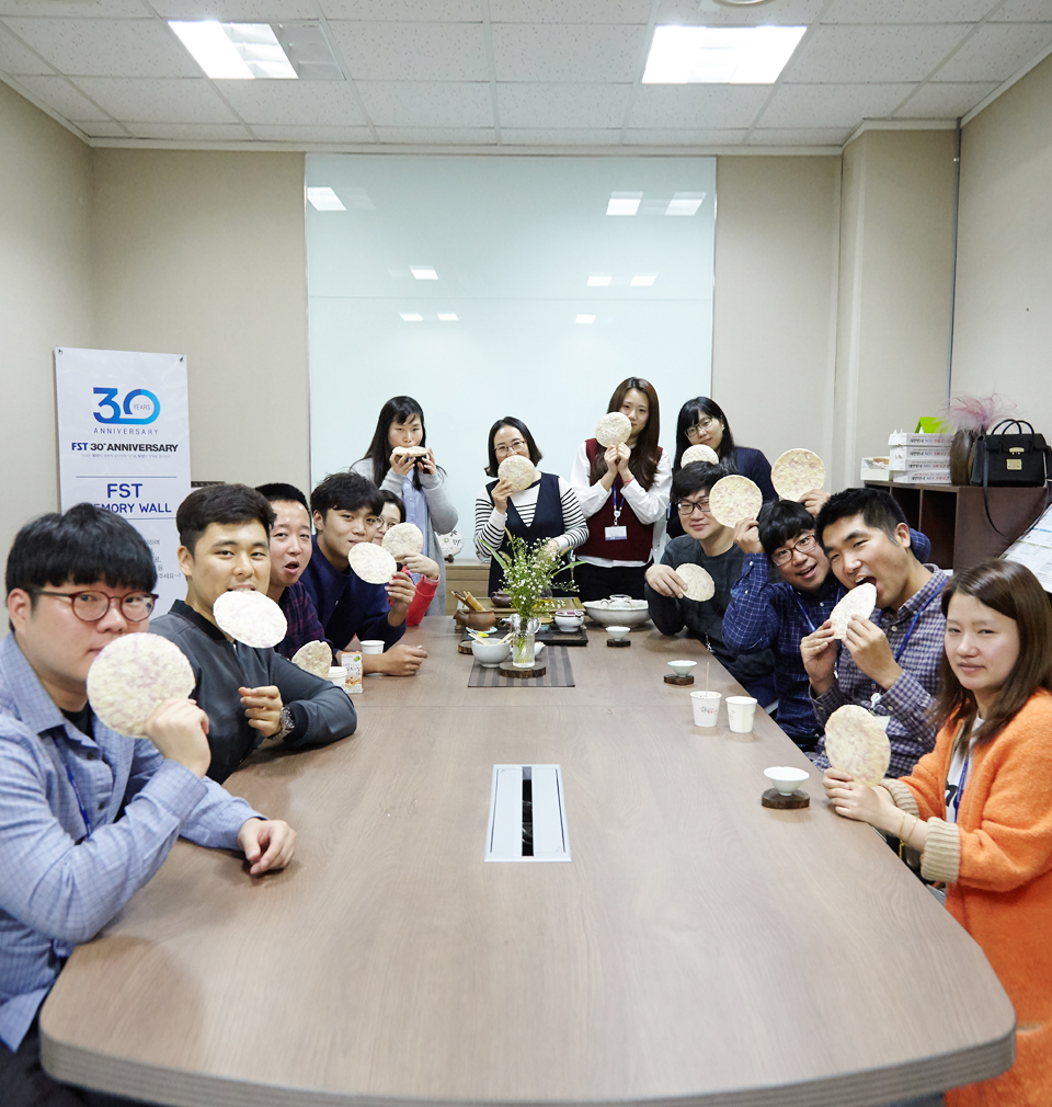 2016년 새해에도 FST 모든 임직원 가족분들의 건강과 행복만 가득하시기를 기원합니다. 새해 복 많이 받으세요!